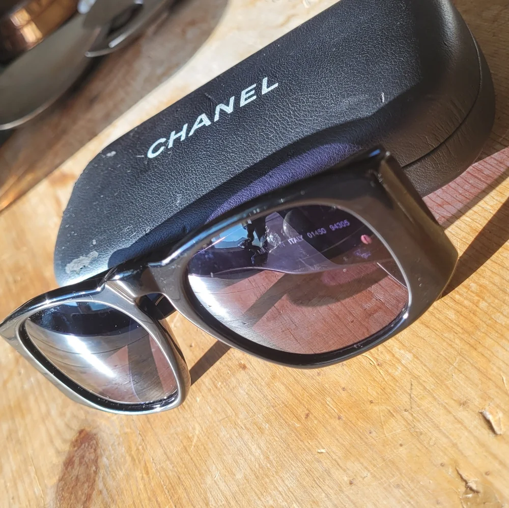 CHANEL Black Sunglasses with Gold Logo - Picture 2 of 8